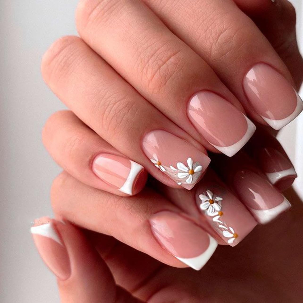 French Nude Press On Nails Short Square, Summer Fake Nails with White French Tip and 3D Daisy Flower Design, Glossy Gel Finish Acrylic Nails, Natural Reusable Glue On Nails Kit for Women, 24 Pcs