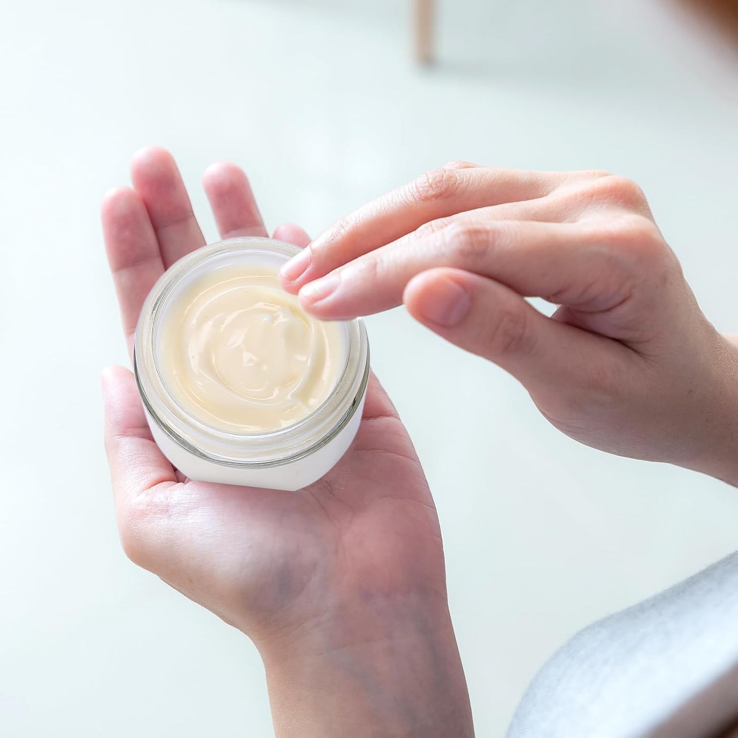 1oz Jars with Lids, HOA Kinh 4 Pack Clear Glass Jars Empty Cosmetic Containers Round Airtight Glass Jar with Inner Liners and black Lids for Storing Lotions, Powders, and Ointments