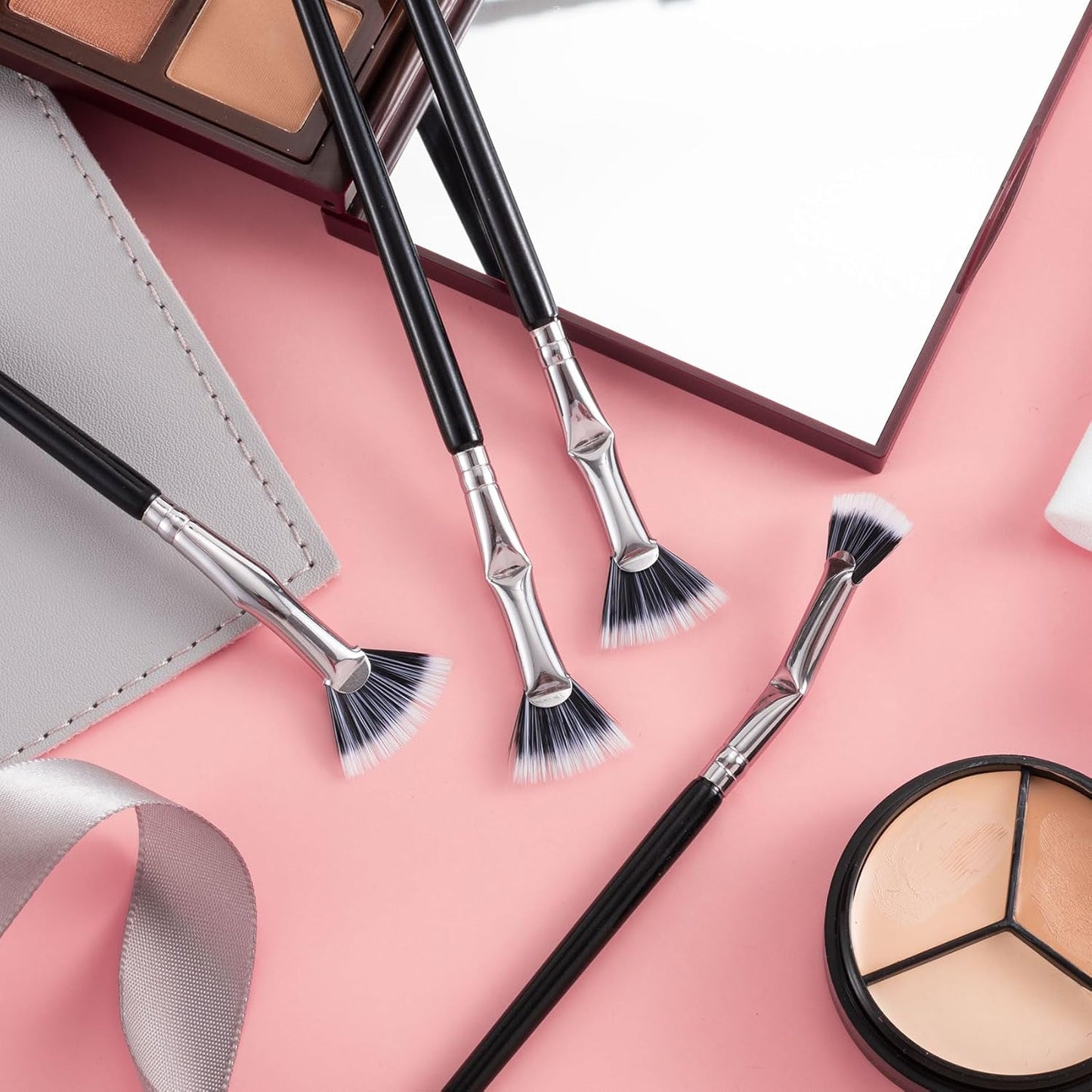 PAGOW 2pcs Folding Angle Scalloped Lash Brush, Mascara Fan Brush, Eyelash Comb Separator Makeup Tool, Multifunctional Fan Shaped Mascara Brush with Soft Bristles for Upper Lower Eye Lash